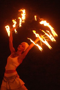 Feuertänzerin mit Feuerfächer in weissem Kostüm