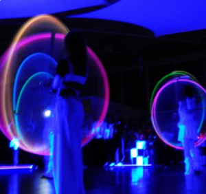 Drei Artistinnen in weissen Kostümen mit Leucht Poi bei LED Show