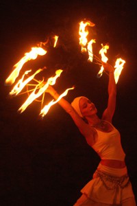 Die Feuertänzerin Anne Devries mit Feuerfächern bei einer Feuershow