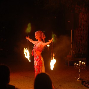 Die Feuertänzerin Anne Devries bei einer Feuershow mit brennenden Feuerketten im Kurpark Bad Berneck