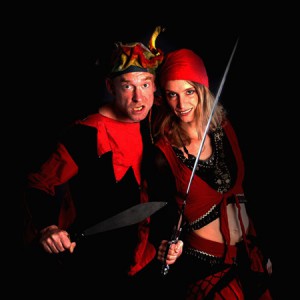 Mittelalter Gaukler Paar mit Säbel und Jongliermesser in rot schwarzen Kostümen