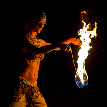 Anne Devries während Feuershow im orientalischen Kostüm