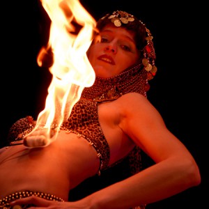 Orientalische Tänzerin zieht Feuerflammen über ihren Bauch