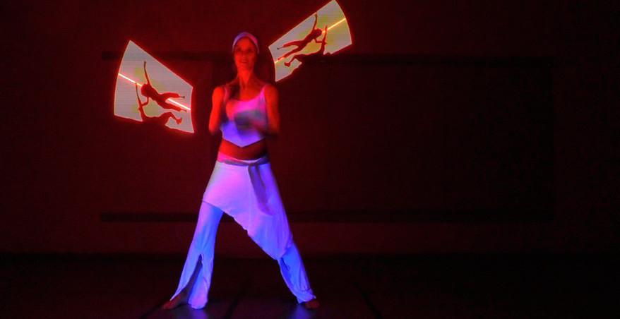 Tänzerin Anne Devries mit Visual Poi bei einer LED Show